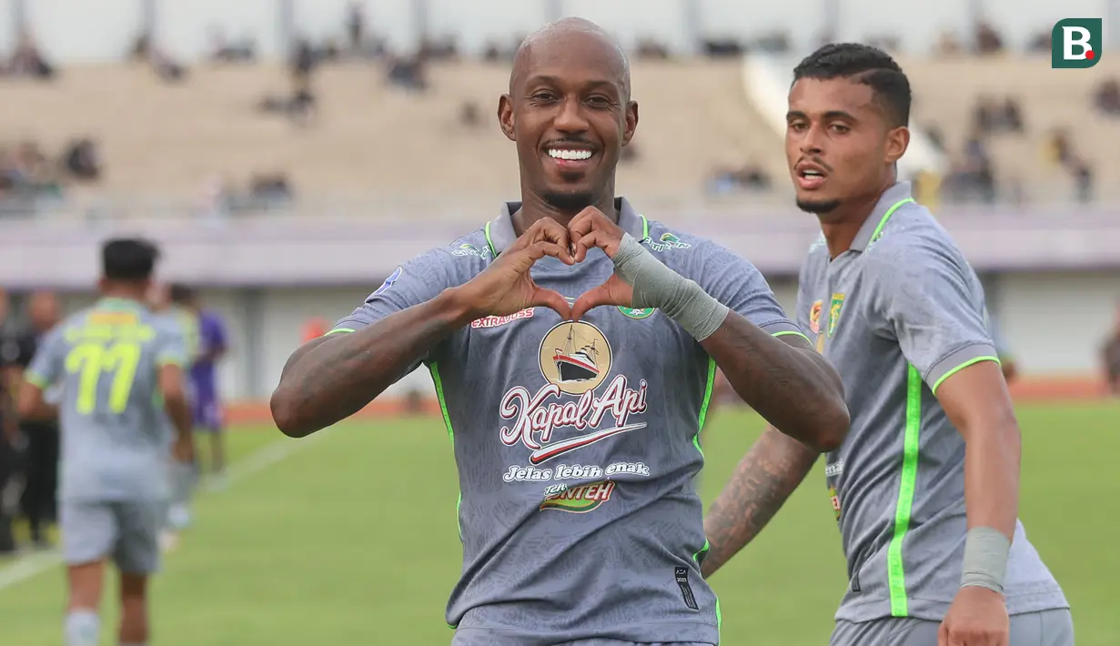 <p>Selebrasi Pemain Persebaya Surabaya, Paulo Henrique setelah mencetak gol penyeimbang 1-1 ke gawang Persita Tangerang pada laga pekan ke-25 BRI Liga 1 2023/2024 di Stadion Indomilk Arena, Tangerang, Jumat (23/2/2024). (Bola.com/M Iqbal Ichsan)</p>