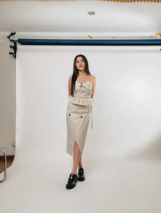 Aaliyah Massaid tampil elegan dalam sebuah photoshoot mengenakan dress tanpa tali berwarna cokelat. Dress ini memiliki detail cantik berupa rok yang asimetris dan slit rendah yang mempercantik penampilan Aaliyah. [Foto: Instagram/aaliyah.massaid]
