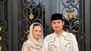 Beby Tsabina dan Rizki Natakusumah menikah 23 Juni 2024. Keduanya kompak mengenakan baju nuansa earth tone di lebaran pertama sebagai suami istri. [@bebytsabina]