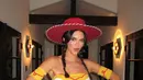 Kendall juga mengunggah ke Instagram Story-nya dan membagikan klip pendek dari ansambel saat menukar kemeja berleher tingginya dengan nomor strapless yang lebih terbuka dengan pola yang sama. (Instagram/Kendalljenner)