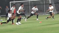 Pemain Timnas Indonesia U-17 saat latihan di Surabaya, Selasa malam (7/11/2023). (Dian Kurniawan/Liputan6.com)