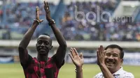 Manajer Persib Bandung, Umuh Muchtar, bersama dengan mantan pemainnya, Makan Konate, sebelum laga uji coba melawan Bali United di Stadion GBLA Bandung, Jawa Barat, Sabtu (8/4/2017). (Bola.com/Vitalis Yogi Trisna)