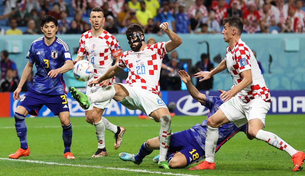 Josko Gvardiol tampil tangguh sebagai bek tengah di Timnas Kroasia. Ia juga berhasil membawa Skuad Vatreni finis peringkat ketiga di Piala Dunia 2022. Gvardiol tercatat mampu membuat clearance terbanyak di perhelatan empat tahunan tersebut, yaitu 37 kali. Pemuda 20 tahun itu juga menjadi pencetak gol termuda di Timnas Kroasia saat Piala Dunia. Berkat penampilan gemilangnya, pemain RB Leipzig itu berhasil mengalami kenaikan harga pasar dari 63,7 juta dolar menjadi 79,6 juta dolar. (AFP/Adrian Dennis)