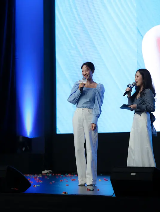 Dalam kesempatan itu Song Ji Hyo bercerita makanan Indonesia apa saja yang sudah ia cicipi. "Sate, mi goreng, nasi goreng," kata Song Ji Hyo yang mencoba menyebutkan dengan bahasa Indonesia. [Foto: Daniel Kampua/Fimela]