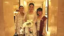 Adira terlihat bahagia dan bersemangat saat berpose bersama pengantin. Ekspresi wajahnya yang penuh keceriaan menunjukkan keakraban Adira dengan sahabatnya yang menikah. Kehadirannya sebagai bridesmaid pun semakin menambah semarak pesta pernikahan sahabatnya. (Liputan6.com/IG/@adirakania)