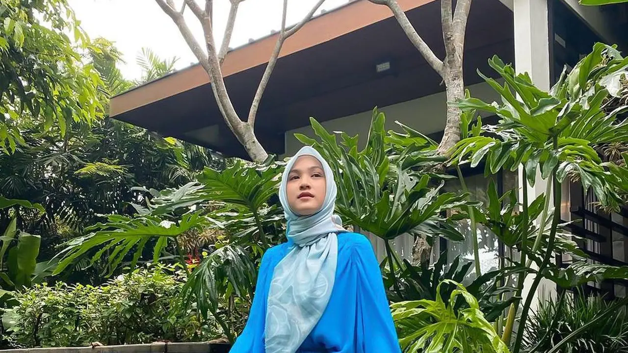 6 Gaya Hijab dengan Gamis ala Cut Syifa yang Variatif