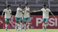 Timnas Indonesia U-20 sudah unggul 1-0 pada menit ke-10. Gol dicetak Rabbani Tasnim Siddiq (kedua dari kanan) via tandukan kepala memanfaatkan umpan tendangan bebas Zanadin Fariz. (Bola.com/Ikhwan Yanuar)