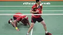 Pasangan Tontowi Ahmad dan Liliyana Natsir meraih emas setelah mengalahkan pasangan wakil dari Malaysia Chan Peng Soon dan Goh Liu Ying  yang memiliki peringkat ke-11 dunia. (AP Photo/Mark Humphrey)