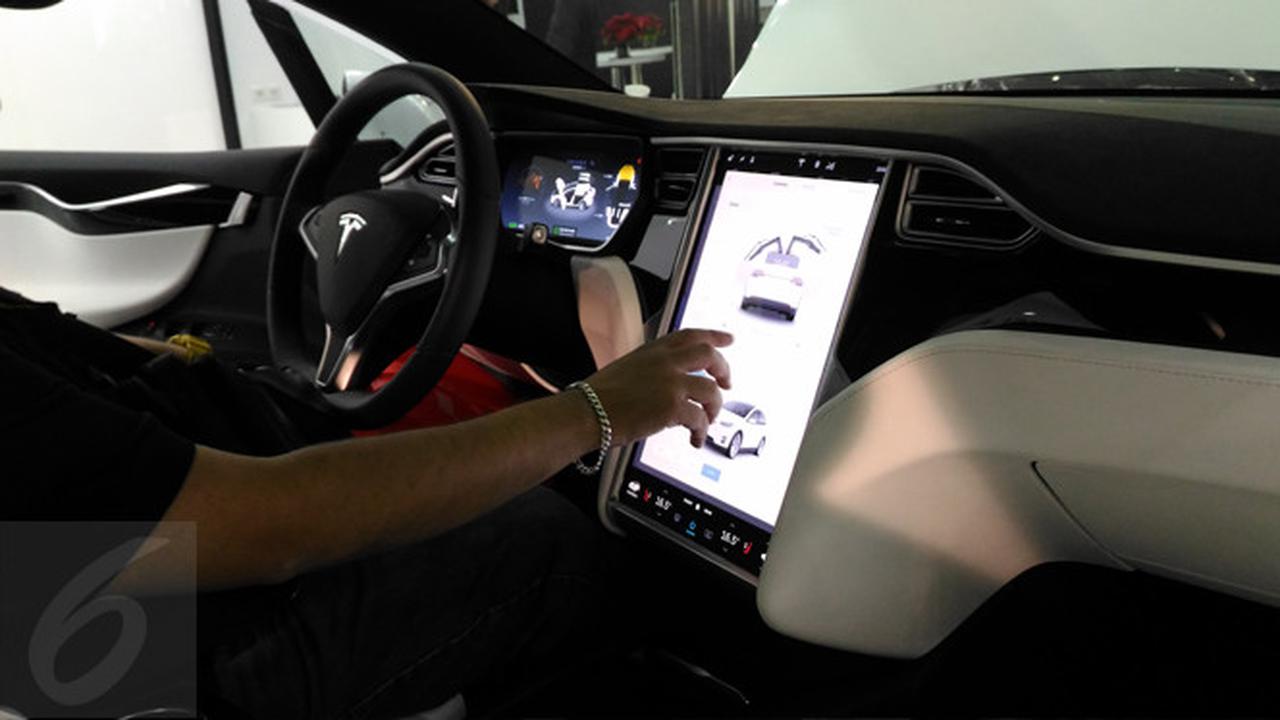 Pengunjung Menjajal Menu Navigasi di Mobil Otonomos Listrik Tesla Model X di Computex 2017. Liputan6.com/Mochamad Wahyu Hidayat