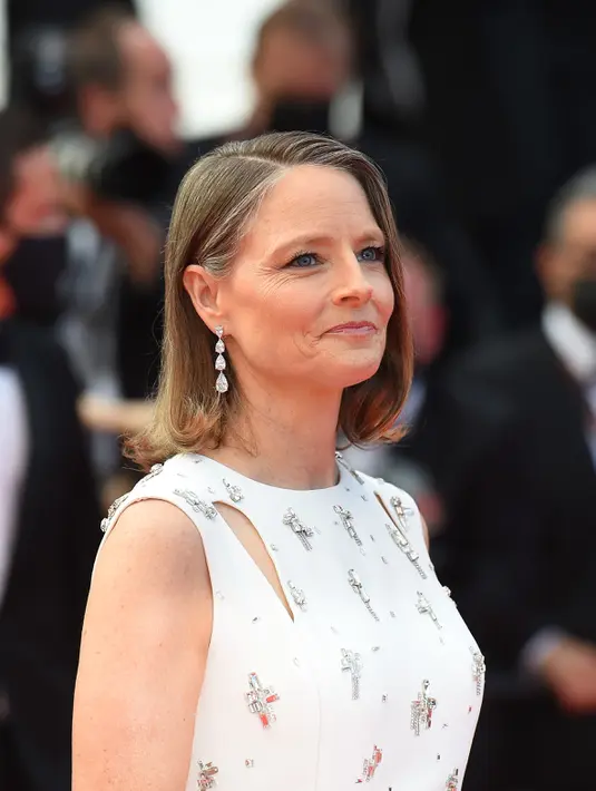 Aktris dan sutradara Jodie Foster juga terlihat memukai dengan sepasang anting emas putih 18 karat dari Red Carpet Collection yang menampilkan berlian berbentuk buah pir 22,01 karat. (Foto: Chopard)
