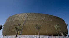 Pemandangan umum Lusail Stadium di pinggiran ibu kota Qatar, Doha, 28 Maret 2022. Stadion berkapasitas 80 ribu penonton ini akan menjadi tuan rumah final Piala Dunia 2022 pada bulan Desember mendatang. (GABRIEL BOUYS/AFP)