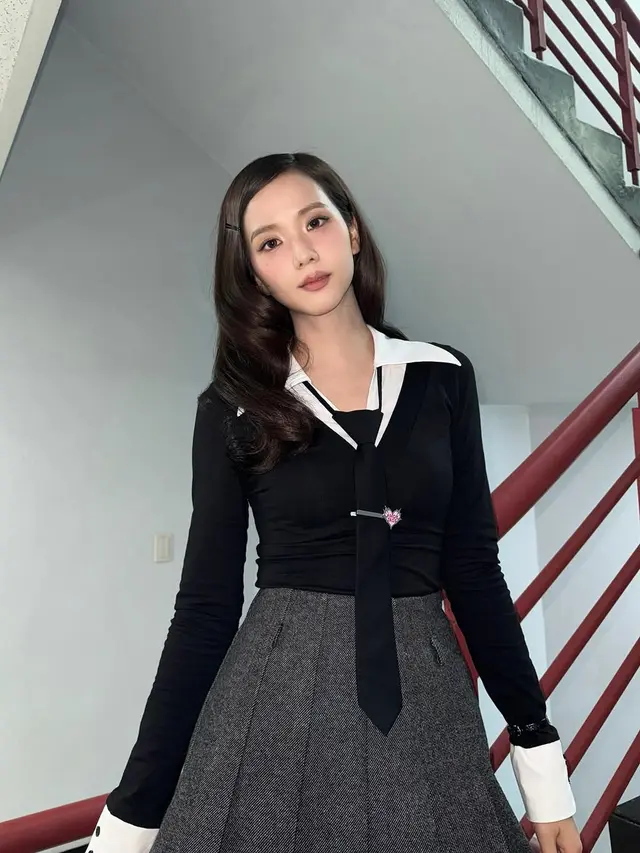 Potret Jisoo BLACKPINK Tampil dengan Tren Office Look Aesthetic Saat Promosi Lagu Terbaru, Earthquake