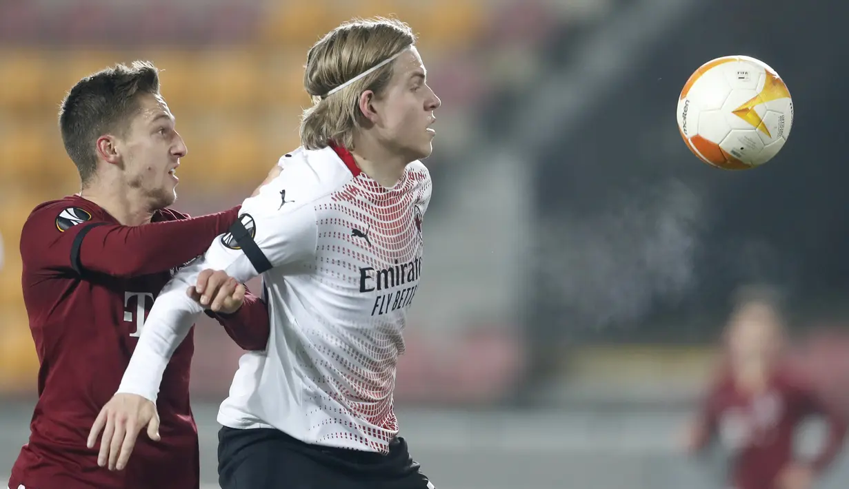 Gelandang Sparta Praha, Tomas Wiesner menantang gelandang AC Milan, Jens Petter Hauge pada pertandingan grup H Liga Eropa UEFA di Stadion Generali Arena, Jumat (11/12/2020) dinihari WIB.  AC Milan menutup fase grup Liga Europa dengan kemenangan tipis 1-0 atas Sparta Praha (AP Photo/Petr David Josek)