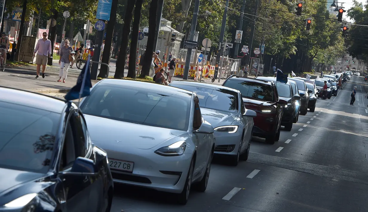Sejumlah orang mengendarai mobil listrik dalam parade kendaraan listrik di Wina, Austria, 13 September 2020. Ratusan kendaraan listrik ambil bagian dalam parade E-Mobility "Rock the Ring" untuk mempromosikan mobilitas bebas emisi dan ramah iklim. (Xinhua/Guo Chen)