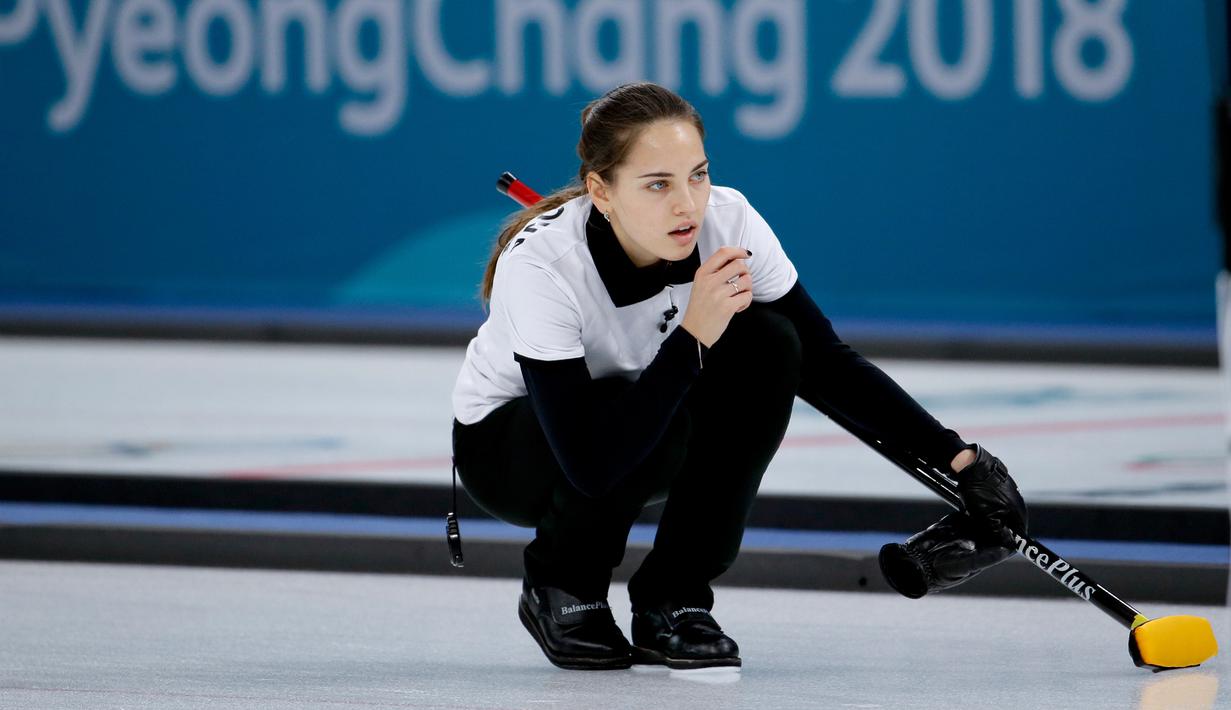 Atlet Curling dari Rusia Anastasia Bryzgalova memperhatikan batu yang dilemparnya saat bertanding dalam Olimpiade Musim Dingin 2018 di Gangneung, Korea Selatan (11/2). (AP Photo / Natacha Pisarenko)