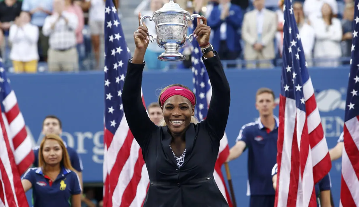 Petenis Amerika Serikat, Serena Williams, mengangkat trofi usai mengalahkan Caroline Wozniacki (Denmark) dengan skor 6-3, 6-3 di tunggal putri US Open, (7/9/2014). (REUTERS/Eduardo Munoz)