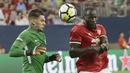 Romelu Lukaku (kanan) menyundul bola saat berhadapan dengan kiper Manchester City, Moraes Ederson pada laga International Champions Club di NRG Stadium, Houston, (20/7/2017). (AP/David J. Phillip)