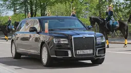 Limosin baru yang membawa Presiden Rusia terpilih, Vladimir Putin saat upacara pelantikan di Kremlin, Moskow, 7 Mei 2018. Mobil itu dikembangkan sejak 2013 dan menelan dana hingga 12,4 miliar rubel atau sekitar Rp2,7 triliun (Sputnik, Kremlin Pool via AP)