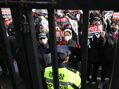Para pendukung Yoon Suk Yeol berunjuk rasa di luar Pengadilan Distrik Barat Seoul pada Sabtu 18 Januari 2025. (JUNG Yeon-je/AFP)