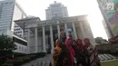 Warga berfoto di halaman depan Gedung Mahkamah Konstitusi, Jakarta, Kamis (13/6/2019). Mahkamah Konstitusi akan menggelar sidang Perselisihan Hasil Pemilihan Presiden/Wakil Presiden Pemilu 2019 pada, Jumat (14/6). (Liputan6.com/Helmi Fithriansyah)