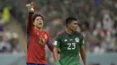 Guillermo Ochoa. Kiper Timnas Meksiko yang baru saja bergabung dengan Salernitana pada bursa transfer musim dingin 2022/2023 ini kini telah menginjak usia 37 tahun. Namun posisinya bersama Timnas Meskiko masih tak tergantikan sejak menjalani debut pada 14 Desember 2005. Hingga kini ia telah mengoleksi 134 caps dengan torehan 57 kali clean sheet dan kebobolan 136 gol. (AFP/Juan Mabromata)