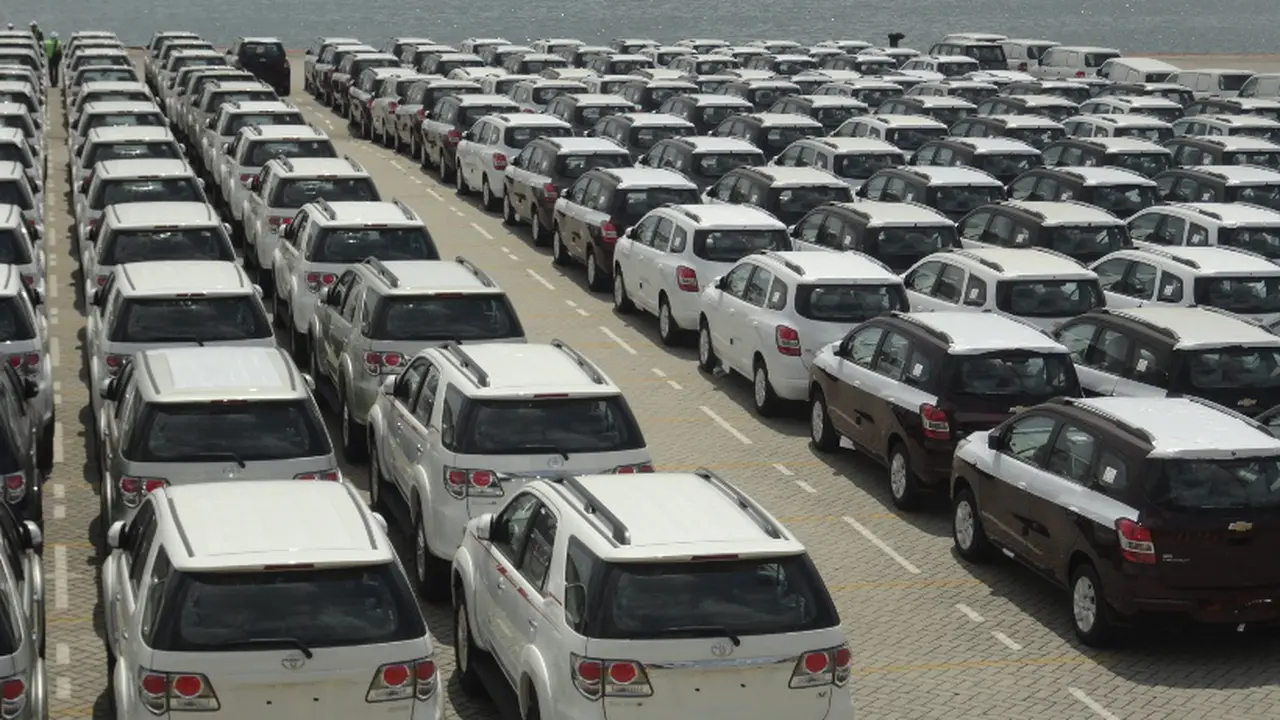 Menteri Perindustrian Airlangga Hartarto menargetkan volume ekspor mobil akan naik 10 persen pada 2017.
