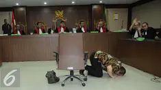 Mantan Ketua Umum PSSI dan Kadin Jawa Timur, La Nyalla Mattalitti sujud syukur usai di vonis bebas oleh ketua hakim Supeno di Pengadilan Tindak Pidana Korupsi (Tipikor), Jakarta Pusat, selasa (27/12). (Liputan6.com/Helmi Affandi)