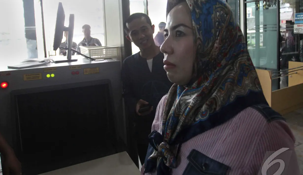 Lia Tri Tirta Sari diperiksa sebagai saksi kasus dugaan suap pengurusan dan melancarkan sengketa Pilkada Palembang di MK dengan tersangka Walikota Palembang nonaktif Romi Herton di Gedung KPK, Jakarta, Jumat (24/10/2014) (Liputan6.com/Johan Tallo)