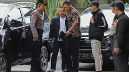 Sudewo dibawa untuk menjalani pemeriksaan lanjutan setelah terjaring dalam operasi tangkap tangan terkait dugaan korupsi pengisian jabatan perangkat desa di Kabupaten Pati, Jawa Tengah. Tampak dalam foto, Bupati Pati, Sudewo (kedua kiri) dikawal petugas setibanya di Gedung Merah Putih Komisi Pemberantasan Korupsi (KPK), Jakarta, Selasa (20/1/2026). (merdeka.com/Arie Basuki)
