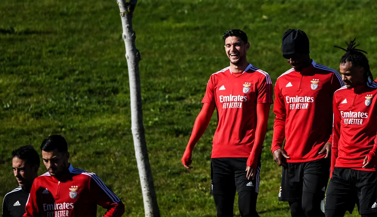 Para pemain Benfica mengambil bagian dalam sesi latihan di tempat latihan Kampus Benfica di Seixal dekat Lisbon (22/2/2022). Benfica akan bertanding melawan melawan Ajax pada leg pertama babak 16 besar Liga Champions di Estadio da Luz. (AFP/Patricia De Melo Moreira)