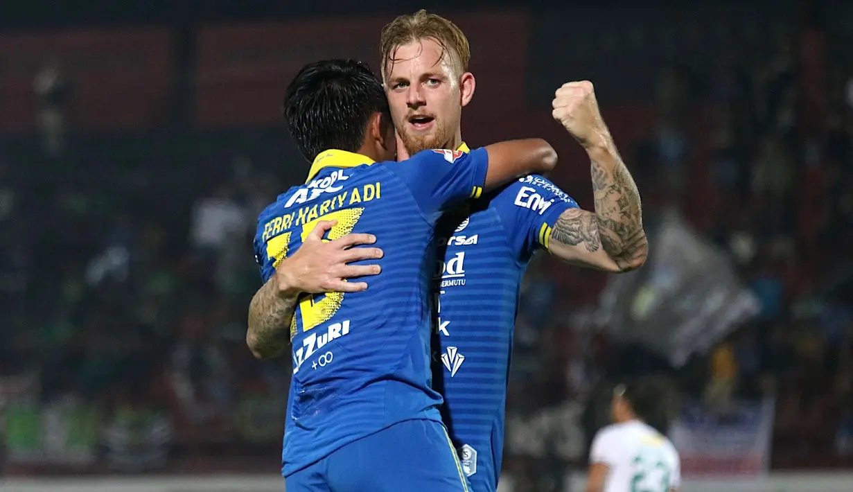 Striker Persib Bandung, Kevin van Kippersluis, merayakan gol yang dicetaknya ke gawang Persebaya Surabaya pada laga Liga 1 Indonesia di Stadion I Wayan Dipta, Bali, Jumat (18/10). Persib menang 4-1 atas Persebaya. (Bola.com/Aditya Wany)