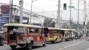 Deretan mobil Jeepney terjebak di antara kemacetan yang terjadi di Manila, Filipina, Jumat (22/11). Jeepney merupakan transportasi umum paling populer dan sudah menjadi ikon di Filipina. (Bola.com/M Iqbal Ichsan)