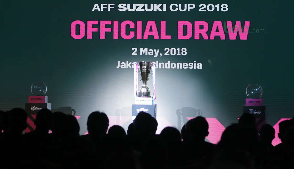 Trofi Piala AFF Suzuki Cup 2018 saat berada pada acara drawing tim di Hotel Mulia, Jakarta, Rabu (2/5/2018). Indonesia berada satu grup dengan Thailand, Singapura dan Filipina. (Bola.com/Nick Hanoatubun)
