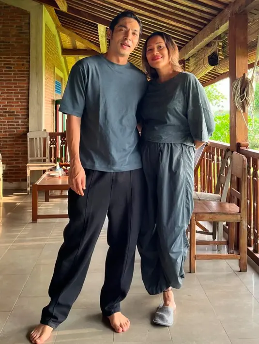 Istri Abimana, Inong Ayu umumkan kehamilan anak kelimanya pada April 2024. Kini baby bumpnya pun sudah terlihat ia pun tampak mengenakan atasan kaos abu-abu serasi dengan celananya. [@inong_ayu]