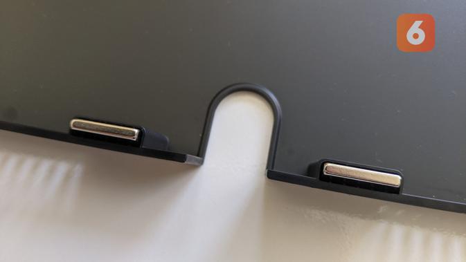 Magnet di penutup belakang tempat kabel Xiaomi Mi Curved Gaming Monitor. (Liputan6.com/ Yuslianson)