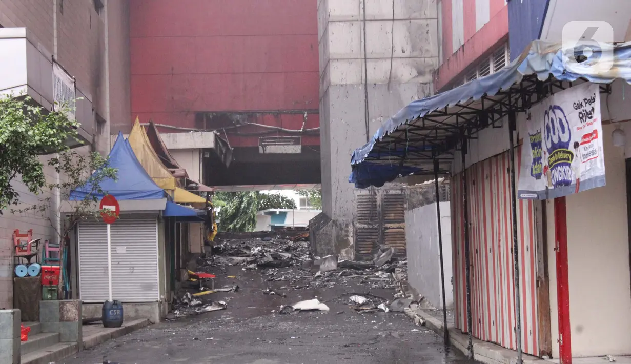 Upaya pemadaman api memakan waktu hingga sekitar 12 jam. (Magang/Liputan6.com/Muhammad Rizal)
