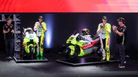 Pembalap MotoGP, Franco Morbidelli dan Fabio Di Giannantonio hadir dalam launching tim Pertamina Enduro VR46 yang berlangsung di Balai Kartini, Jakarta, Sabtu (25/01/2025). (Bola.com/Bagaskara Lazuardi)