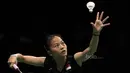 Tunggal putri Indonesia, Fitriani, melakukan servis saat melawan tunggal Korsel, Sung Ji Hyun, pada laga BCA Indonesia Open di JCC, Jakarta, Kamis (15/6/2017). Fitriani kalah 10-21, 10-21. (Bola.com/Vitalis Yogi Trisna)