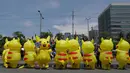 Aktivis lingkungan mengenakan kostum Pikachu saat berujuk rasa di depan kedutaan besar Jepang di Manila, Filipina, Selasa (25/6/2019). Para aktivis memprotes Jepang untuk menghentikan pembiayaan batu bara saat mereka bersiap untuk menjadi tuan rumah KTT G20. (AF Photo/Aaron Favila)