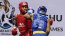 Atlet Wushu nomor Sanda beraksi pada Kejuaraan Nasional Wushu di Sport Mall Britama Arena Kelapa Gading,Jakarta, Sabtu, (28/10/2017). Ajang tersebut juga sebagai test event Asian Games XVIII 2018. (Bola.com/M Iqbal Ichsan)