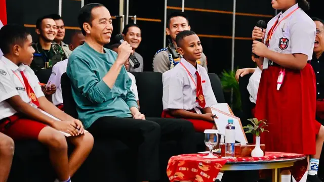 Presiden Joko Widodo atau Jokowi bertemu langsung dengan sejumlah pelajar Papua dalam sebuah audiensi yang digelar di Ballroom Cendrawasih, Swiss-Belhotel, Kota Jayapura, Provinsi Papua.