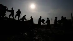 Masyarakat tepi sungai menerima pasokan air dan makanan dari aksi bantuan kemanusiaan negara bagian akibat kekeringan dan suhu tinggi yang melanda wilayah sungai Solimoes, di Careiro da Varzea, negara bagian Amazonas, Brasil, Selasa, 24 Oktober 2023. (AP Photo/Edmar Barros)