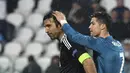 Pemain Real Madrid, Cristiano Ronaldo (kanan) memegang kepala kiper Juventus, Gianluigi Buffon usai laga  leg pertama Liga Champions di Allianz Stadium, Turin, (3/4/2018). Ronaldo mencetak dua gol ke gawang Juventus. (AFP/Alberto Pizzoli)