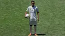 Penyerang Real Madrid Rodrygo Goes berpose dengan memegang bola saat dirinya diperkenalkan secara resmi di Stadion Santiago Bernabeu, Madrid, Spanyol, Selasa (18/6/2019). Pemain asal Brasil tersebut secara resmi telah bergabung dengan Real Madrid. (AP Photo/Manu Fernandez)
