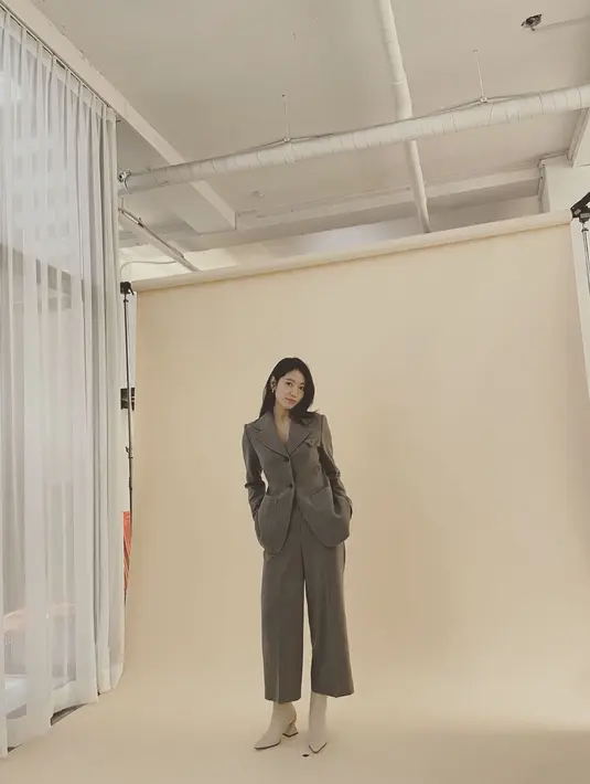 Park Shin Hye tampil dalam sebuah pemotretan mengenakan set blazer bernuansa cokelat yang simple. Penampilannya secara keseluruhan disempurnakan dengan gaya rambutnya yang dibiarkan tergerai. Foto: Instagram @ssinz7.