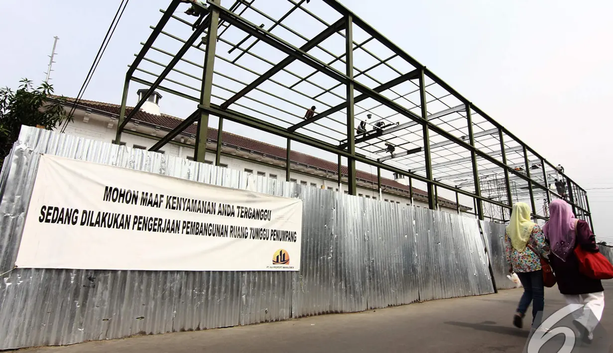 Warga melintasi proyek pembangunan ruang tunggu penumpang di Stasiun Senen, Jakarta Pusat, Senin (24/11/2014). (Liputan6.com/Faizal Fanani)