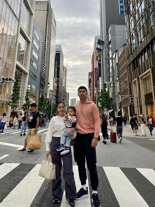6 Potret Nikita Willy dan Indra Priawan Liburan di Jepang, Ajak Baby Izz
