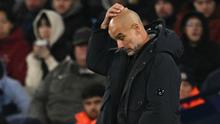 Manajer Manchester City asal Spanyol, Pep Guardiola, memberi isyarat di pinggir lapangan selama pertandingan fase grup Liga Champions UEFA antara Manchester City dan Bayer Leverkusen di Stadion Etihad di Manchester, Inggris barat laut, Rabu (26-11-2025) dini hari WIB. (Oli SCARFF/AFP)