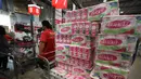 Orang-orang mengantre untuk membayar barang belanjaan mereka di sebuah supermarket di Bangkok, Thailand (25/3/2020). Perdana Menteri Thailand Prayut Chan-o-cha pada Rabu (25/3) mengumumkan dekret darurat yang berlaku mulai 26 Maret hingga 30 April.  (Xinhua/Zhang Keren)