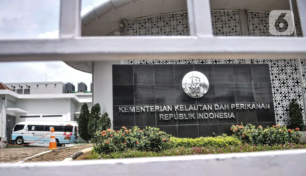 Suasana Gedung Mina Bahari Kementerian Kelautan dan Perikanan (KKP), Jakarta, Rabu (25/11/2020). Menteri Edhy Prabowo beserta istri dan pegawai KKP ditangkap oleh penyidik KPK saat kembali dari Honolulu, Hawai, AS terkait kasus dugaan korupsi perizinan ekspor benih lobster. (merdeka.com/Iqbal S. Nug